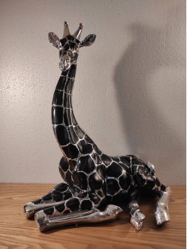 Girafe assise résine noir/argent